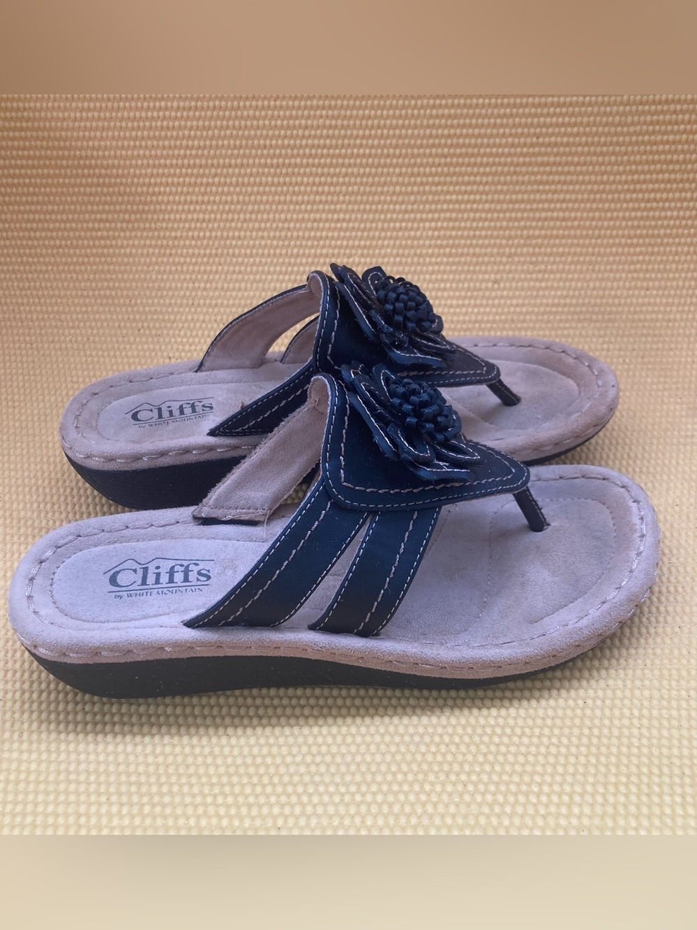 Cliffs by White Mountain Womens Black Wedge Thong Sandals Shoes Size 8